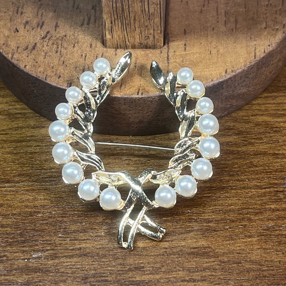 Vtg Gold Tone Faux Pearl Wreath Brooch Laurel Leaf Bow Pin Classic Accessory